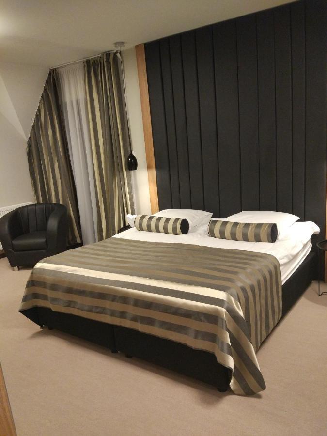 ミエレツ Bulwary Biznes Bed & Breakfast エクステリア 写真