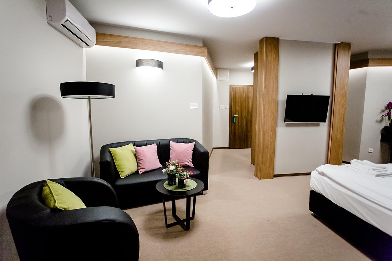 ミエレツ Bulwary Biznes Bed & Breakfast エクステリア 写真