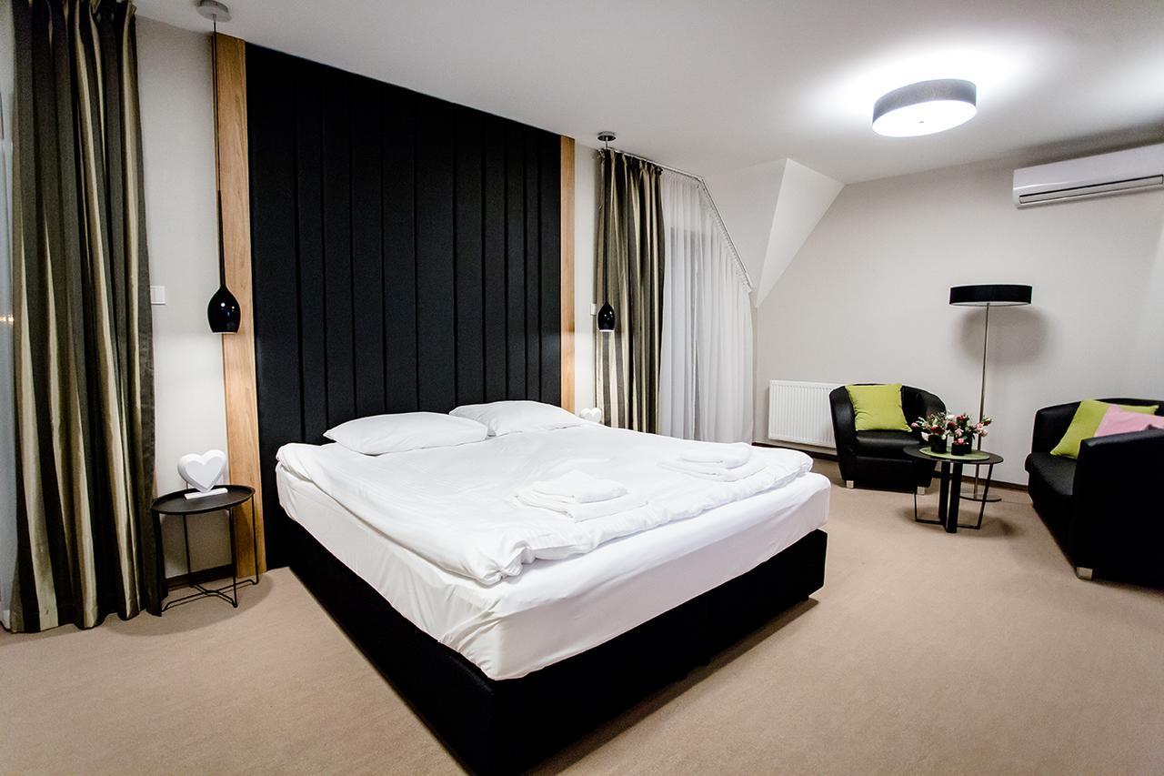 ミエレツ Bulwary Biznes Bed & Breakfast エクステリア 写真