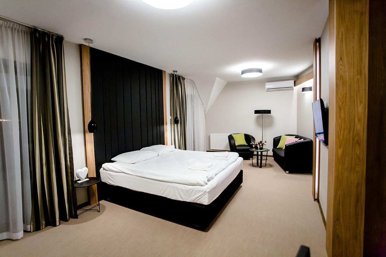 ミエレツ Bulwary Biznes Bed & Breakfast エクステリア 写真